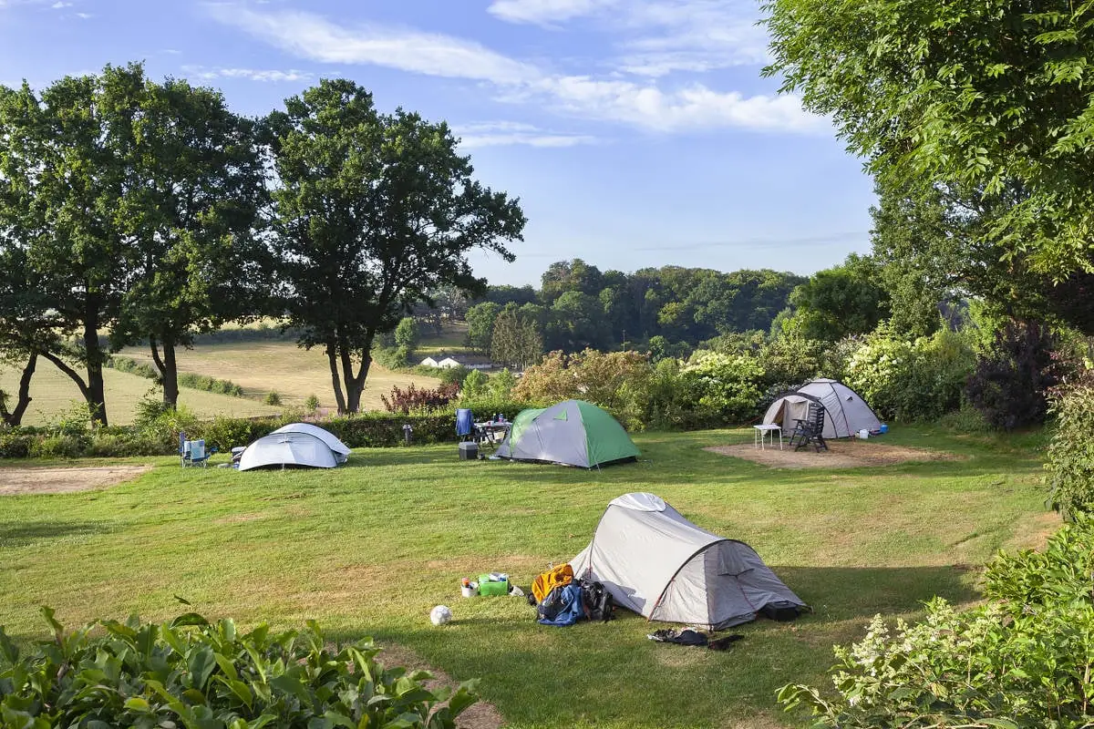 Tent op een kindvriendelijke camping