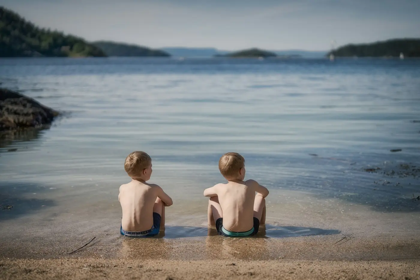 Twee kinderen samen op reis
