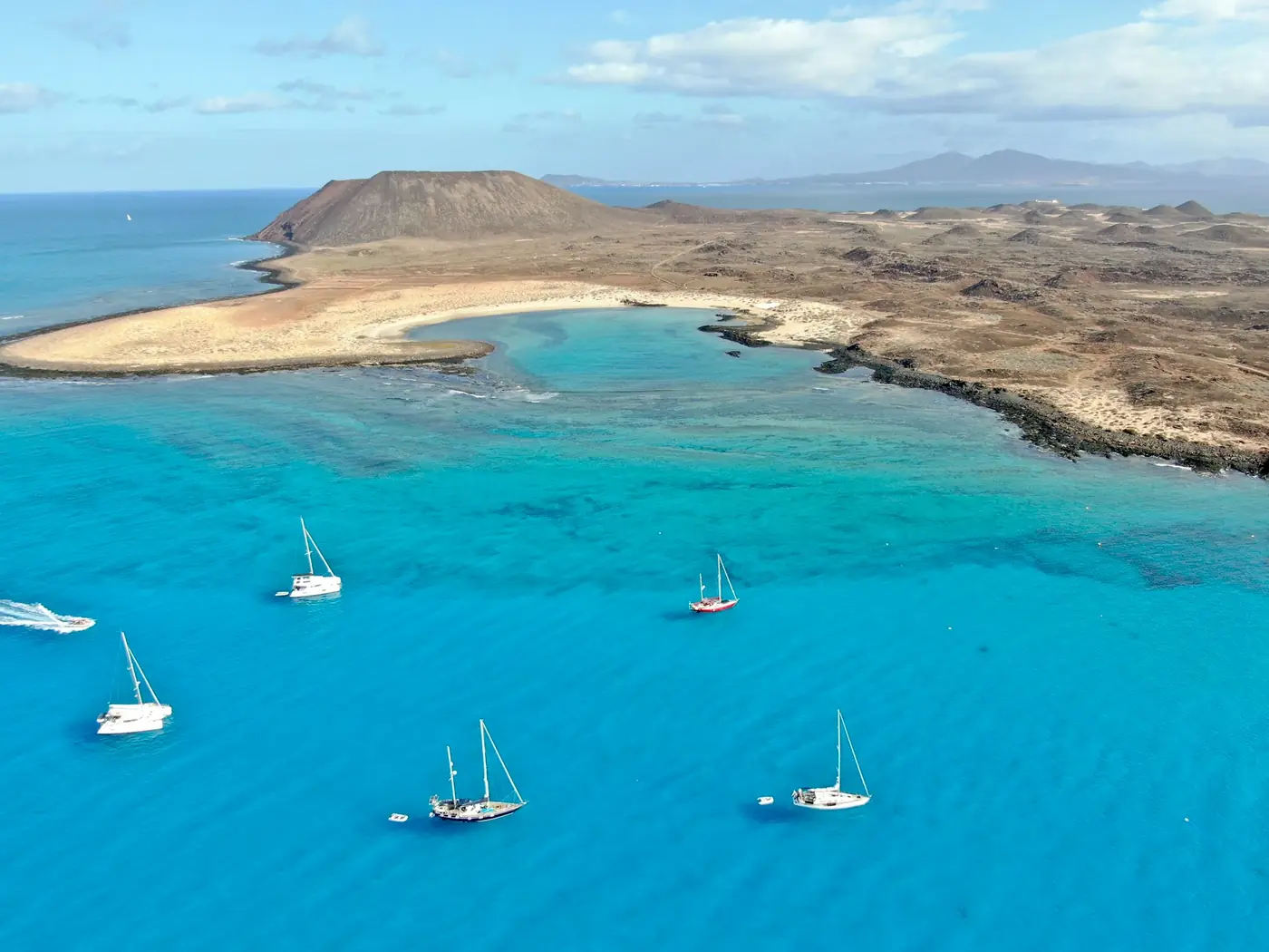 Lang zandstrand met turkoois water op Fuerteventura