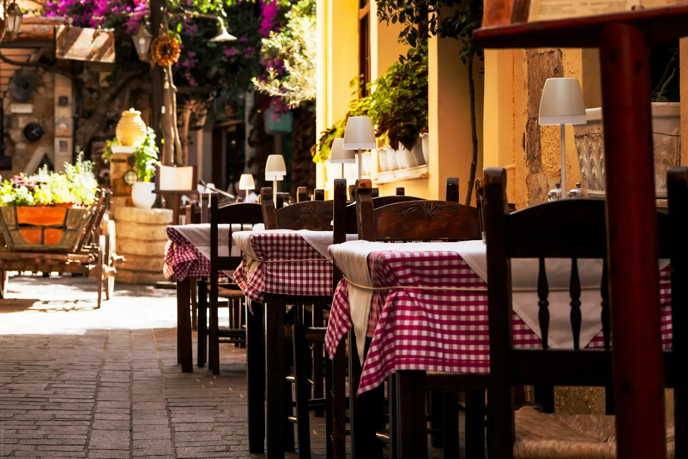 Terras met mediterraan eten in de zon