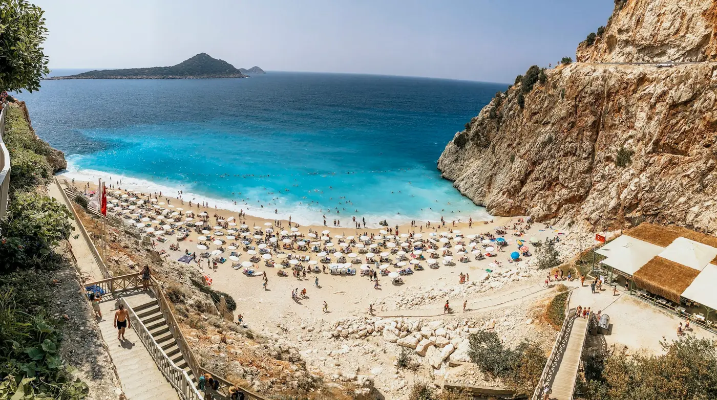Strand en bergen bij Antalya aan de Turkse kust