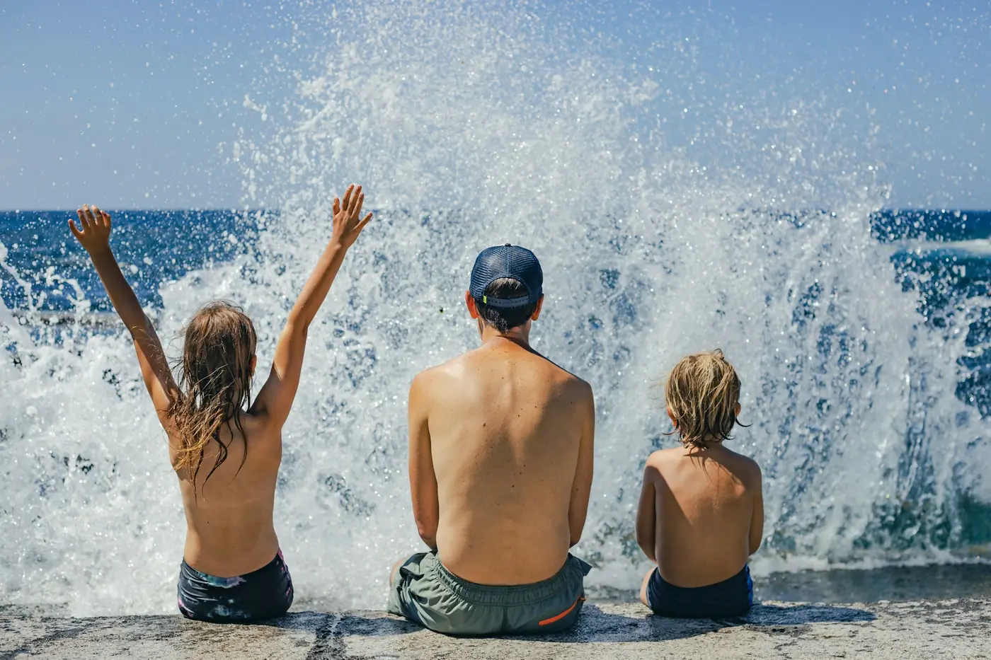 Ouder wandelt met kind op vakantie