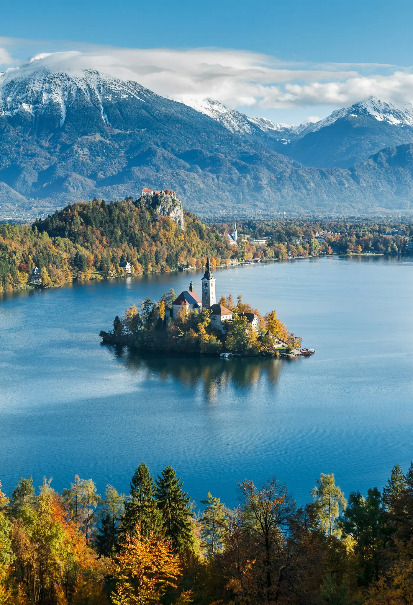 Meer van Bled met eilandkerkje en bergen in Slovenië