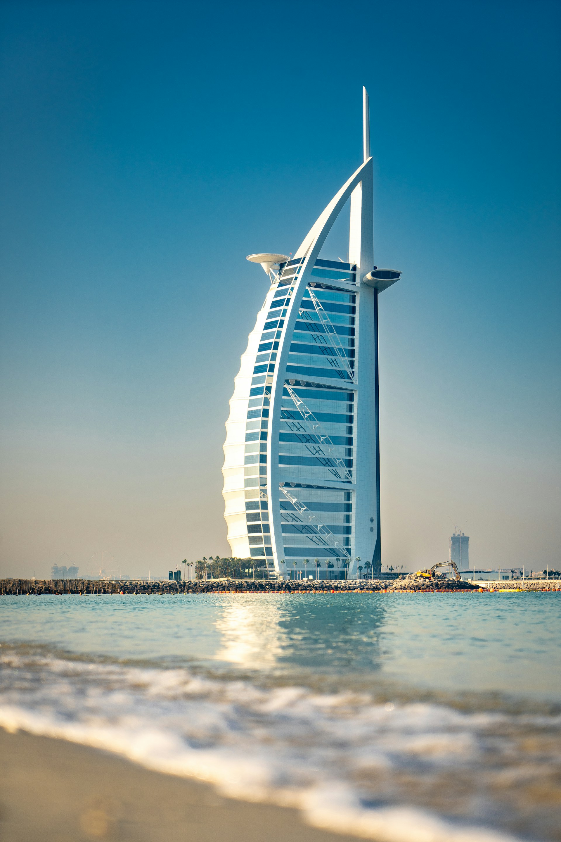 Skyline van Dubai met strand op de voorgrond