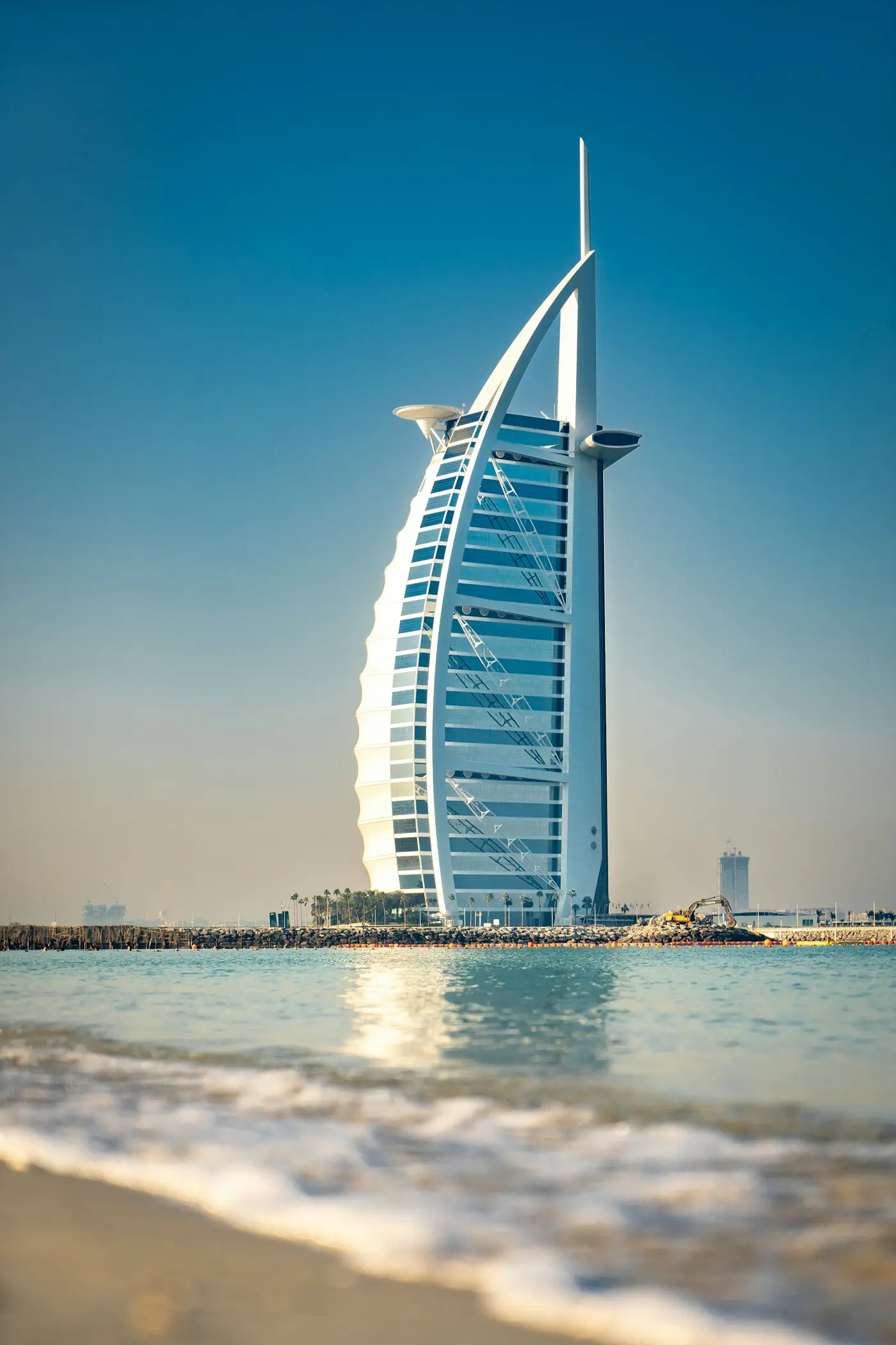 Skyline van Dubai met strand op de voorgrond