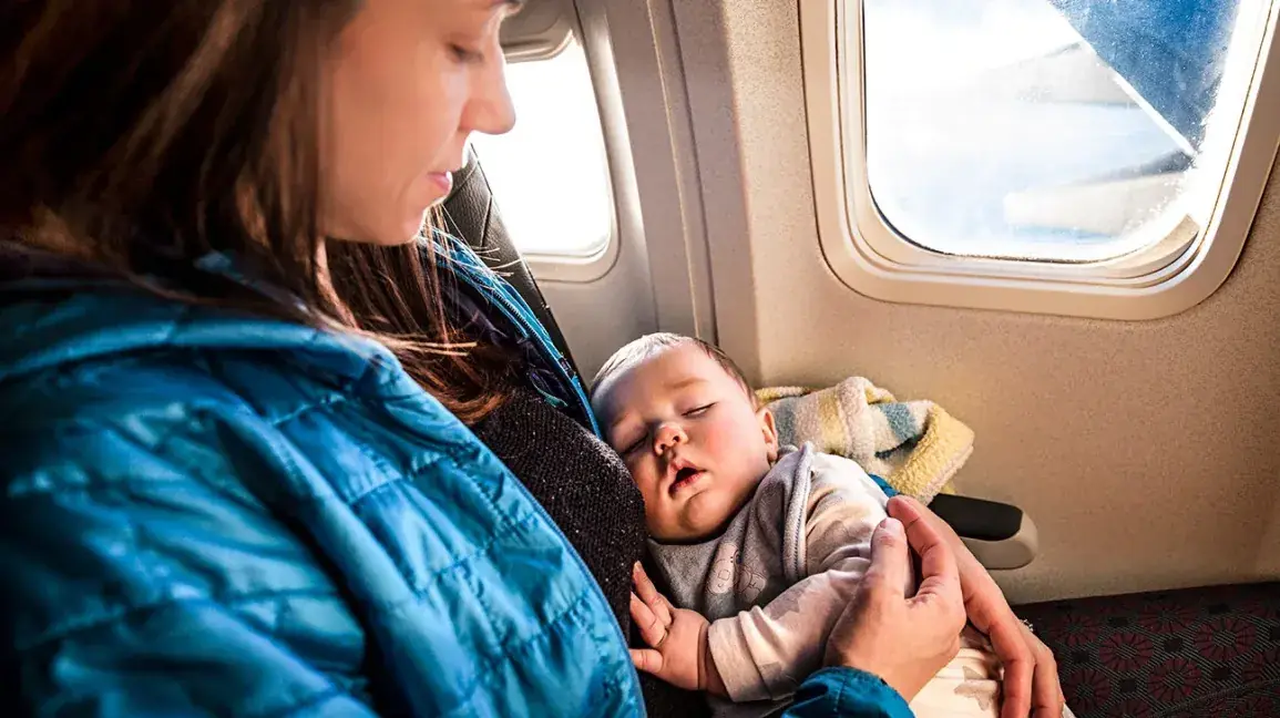 Passagiers in de cabine van een KLM-vliegtuig