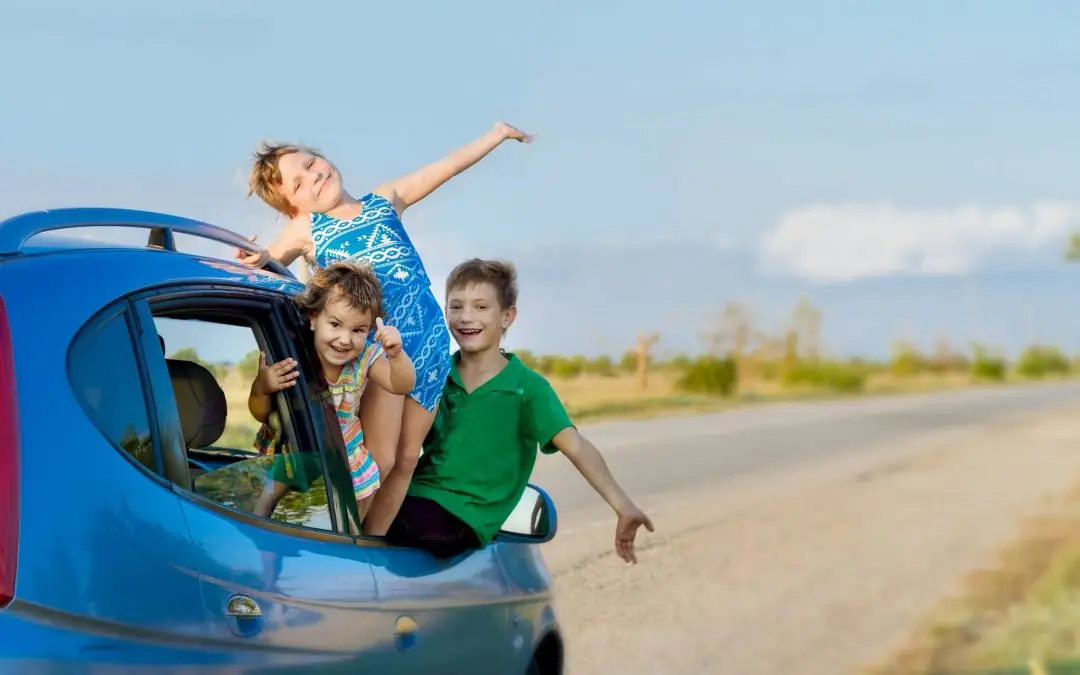 Familieauto onderweg op een landelijke weg