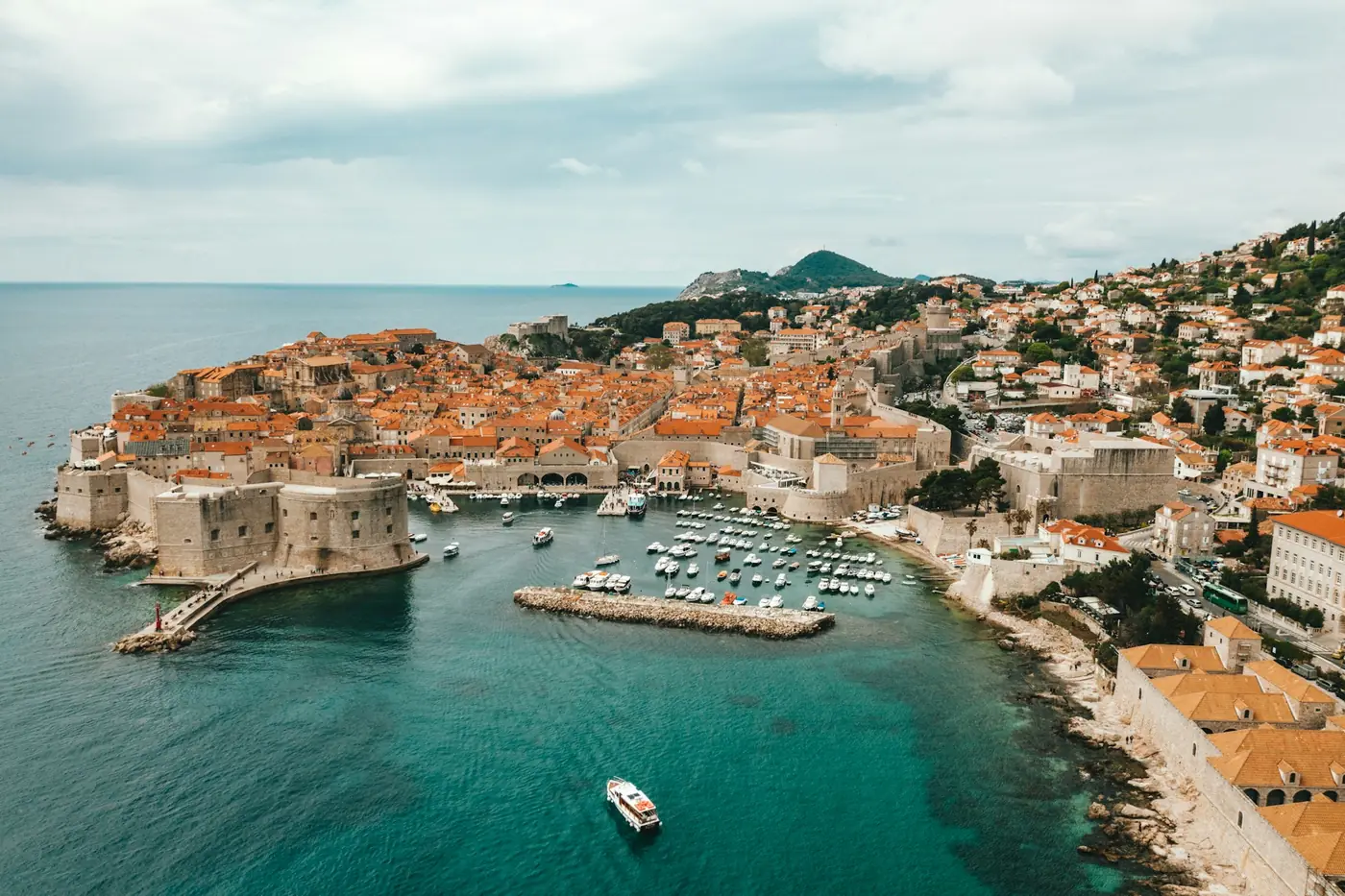 Stadsmuren en oude stad van Dubrovnik aan de Adriatische Zee