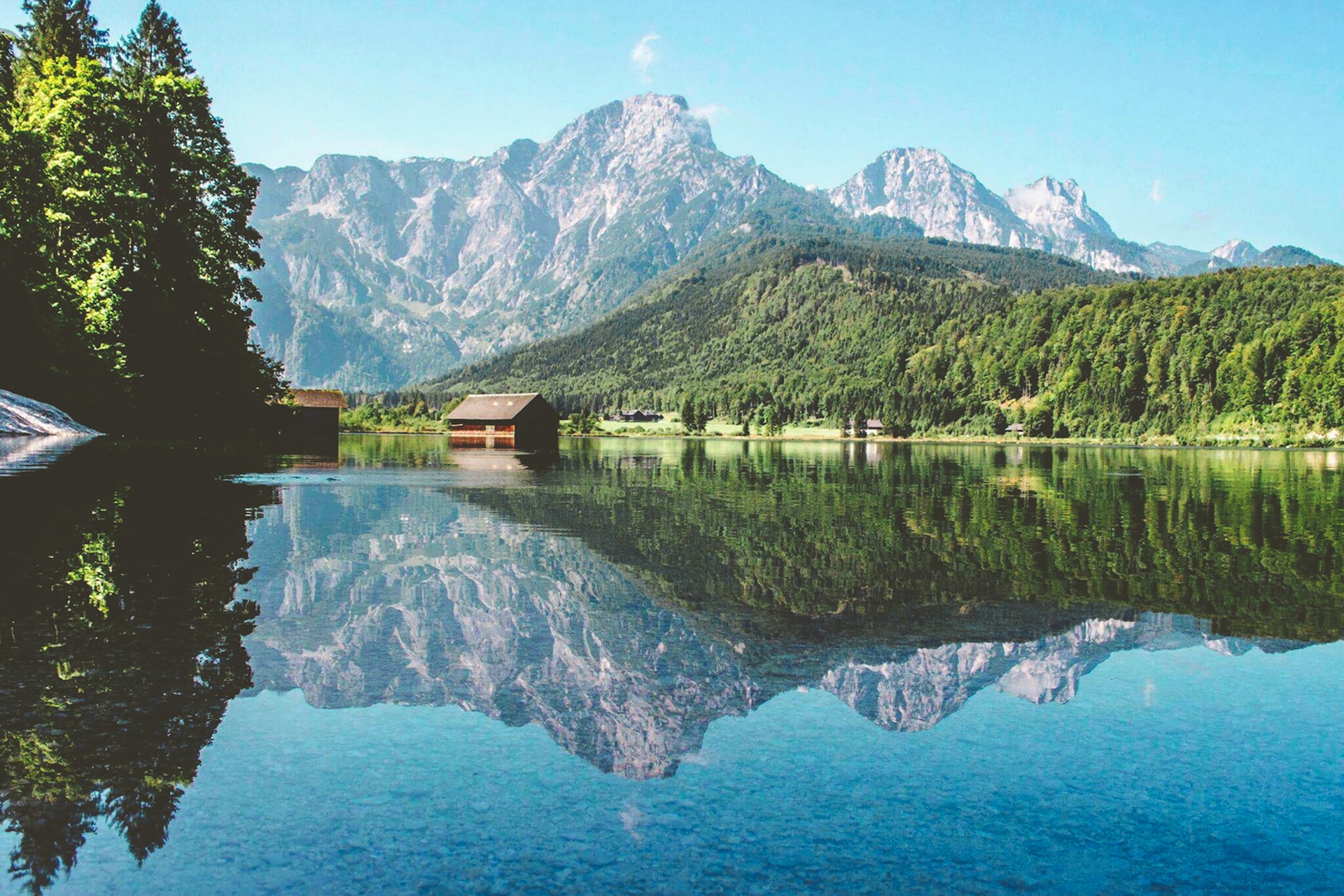 Bergmeer met groene alpenweiden in Oostenrijk