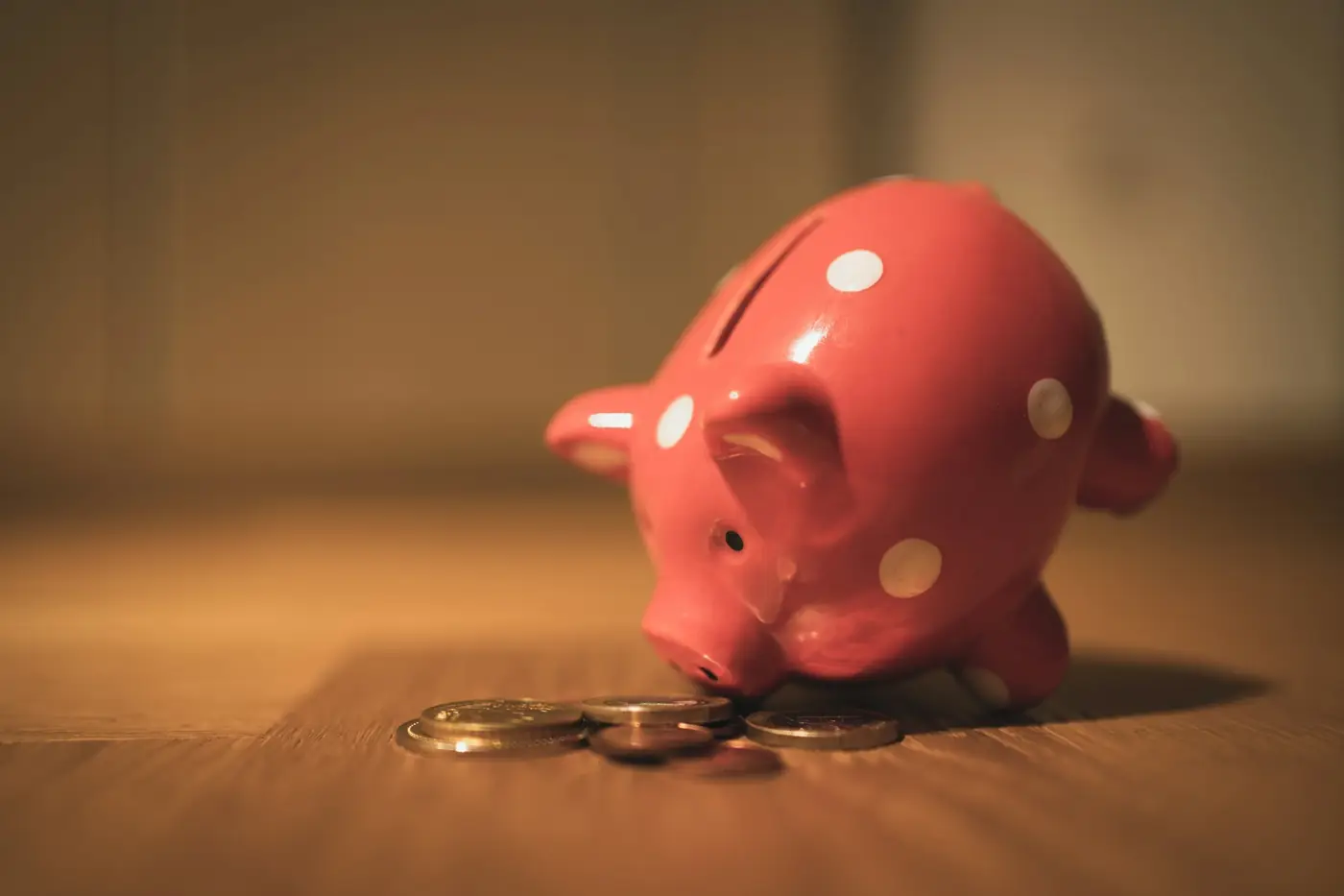 Rekenmachine en documenten voor de reisbudget-planning